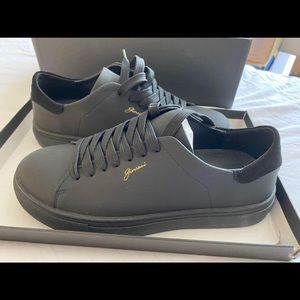 Unisex black shoes never worn size 7 men or 9.5 women